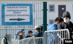 Иностранцы у здания Многофункционального миграционного центра в Москве, 2021 год