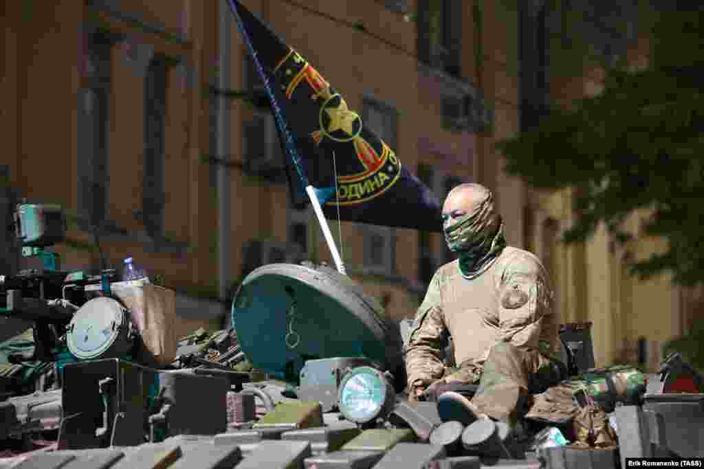 Бойцы ЧВК "Вагнер" на улицах Ростова-на-Дону, 24 июня 2023 года