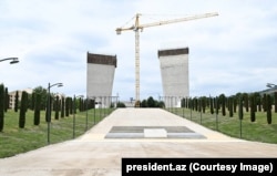 Строящаяся "Арка Победы" в Ханкенди, крупнейшем городе в регионе Нагорного Карабаха, который в то время, когда он находился под контролем этнических армян, был известен как Степанакерт.