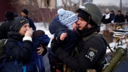 Полицейский в Ирпене прощается с детьми и женой, которые готовятся эвакуироваться. Киевская область, 8 марта 2022 года. Фото: Reuters