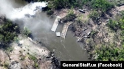 Российская техника горит после попадания ракеты на реке Северский Донец в 2022 году