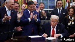 Трамп подписывает документ о возобновлении работы правительства вечером 12 ноября 2025 года