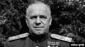 Маршал Георгий Жуков - английский актер Тимоти Далтон. Далтон больше всего известен по роли Джеймса Бонда. Жукова считают главным творцом победы СССР во Второй Мировой войне. Однако это мнение не разделяли в ближайшем окружении Сталина. В 1946 году Жуков был обвинён в незаконном присвоении трофеев и "раздувании своих заслуг в деле разгрома Гитлера": Сталин лично вписал в его дело формулировку "присваивал себе разработку операций, к которым не имел никакого отношения".&nbsp;