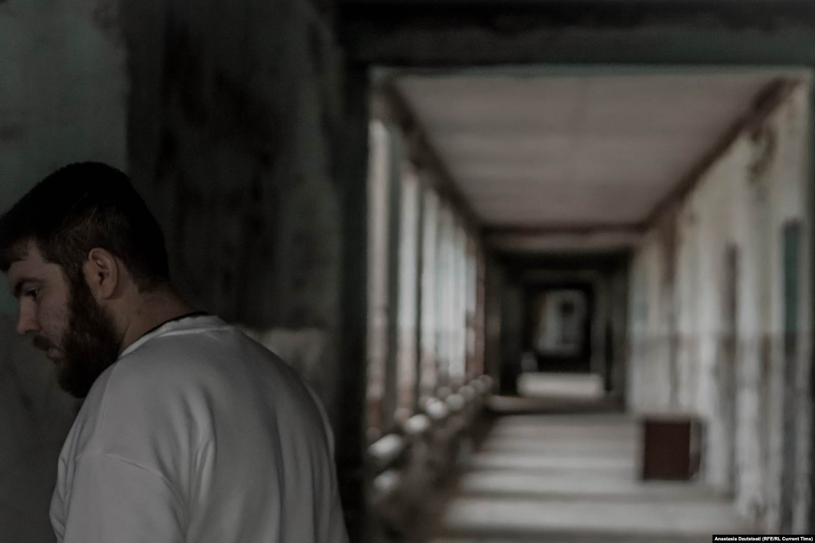 Хетаг Хутиев в руинах школы №1