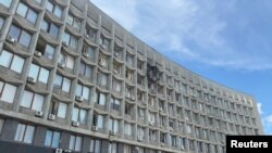 Здание администрации Сумской области после предыдущей атаки, произошедшей 26 июля 2025 года