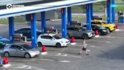 Кыргызстан может остаться без бензина из-за проблем на российских НПЗ: запасов местных нефтекомпаний хватит лишь на месяц. 