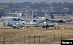 Истребители-штурмовики ВВС США A-10 Thunderbolt II (на переднем плане) на авиабазе Инджирлик в Турции, декабрь 2015 года
