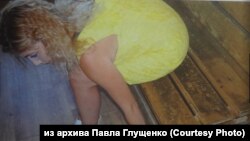 Марина Рузаева пристегнута наручниками к скамейке во время следственного эксперимента