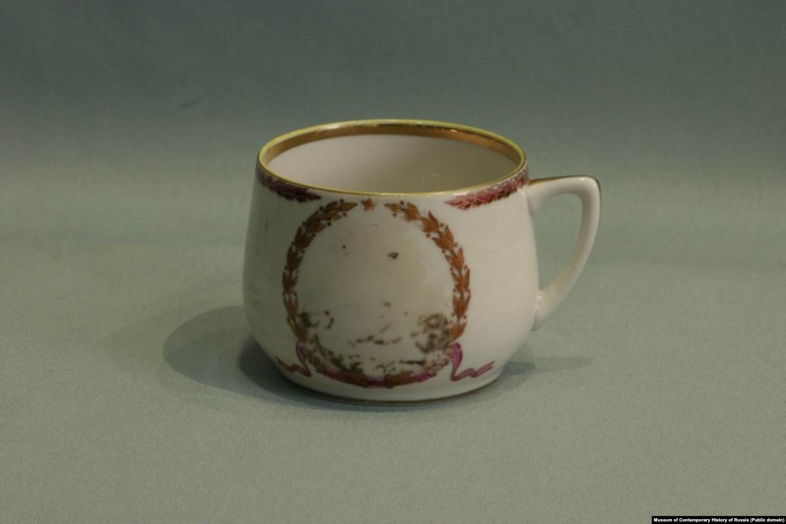 Чашка из коллекции Музея современной истории России с затертым портретом Лаврентия Берии