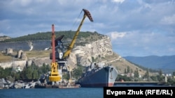 Разделка на металл списанного корабля Черноморского флота РФ у причала Вторчермета в Инкермане