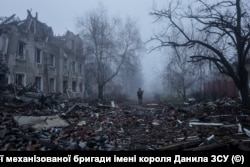 Украинский военный идет по улице в Константиновке, ноябрь 2025 года