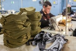 Осужденный шьет солдатские пилотки на швейном участке Волгоградской исправительной колонии № 26 общего режима