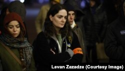 Журналистка Мариам Никурадзе во время работы на акции протеста в Тбилиси