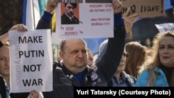 Юрий Татарский (в центре) на антипутинской демонстрации в Праге