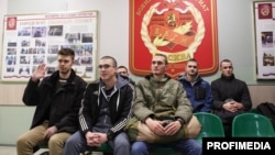 Призывники в призывном пункте в Москве перед отправкой на военную службу в российскую армию, октябрь 2024 года