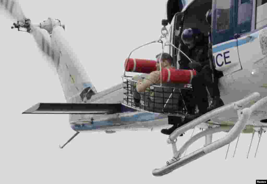 В середине сентября 2013 года в штаб-квартире ВМС США в "Вашингтон Нейви-Ярд" бывший работник базы 34-летний Аарон Алексис открыл стрельбу по военным. Он убил 12 человек, 8 получили тяжелые ранения. Сам Алексис был убит во время часовой перестрелки с полицией. На фото &ndash; полицейский вертолет эвакуирует одного из военных с базы.