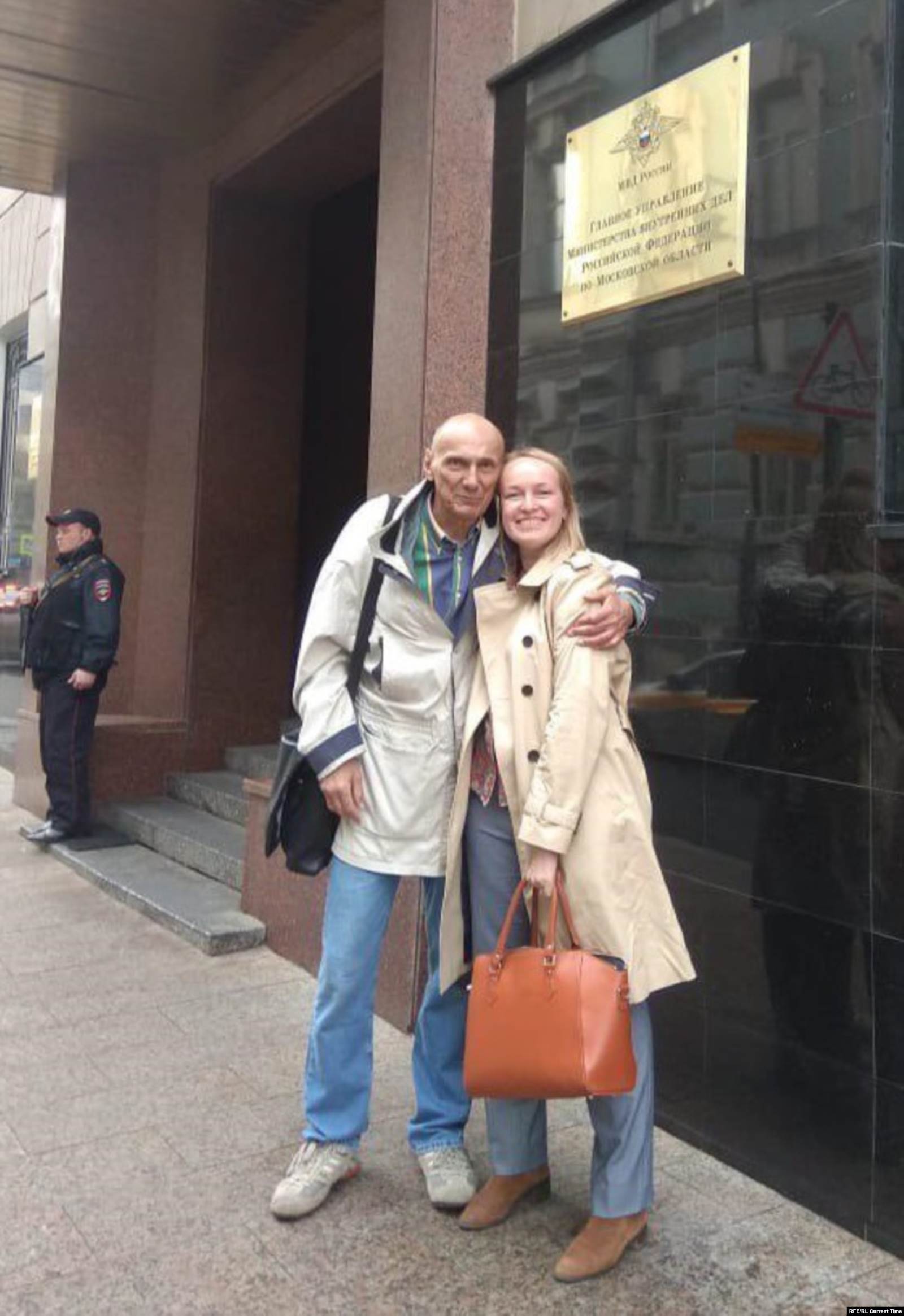 Георгий Шахет и Марина Агальцова возле здания МВД в Москве