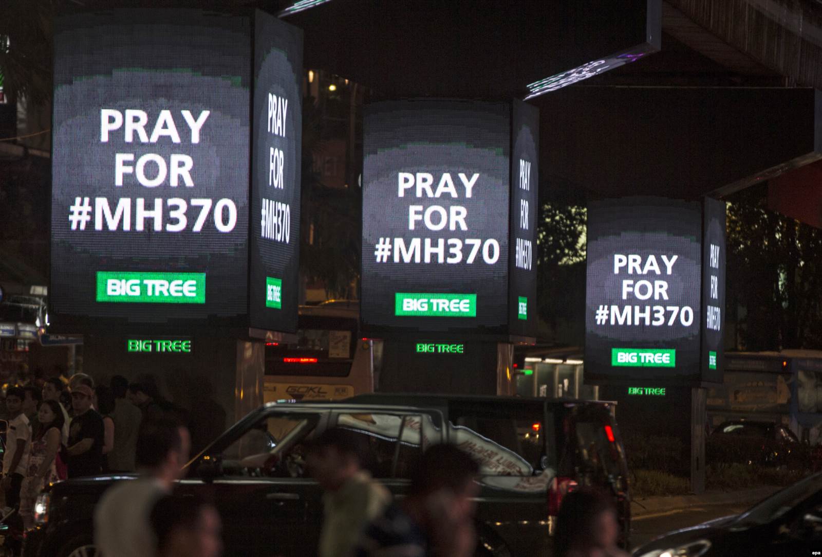 Надписи "Молимся за MH370" на экранах на улице в Куала-Лумпуре, 24 марта 2014 года. Фото: EPA