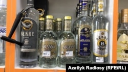 Водка на прилавках магазина в Туркменистане