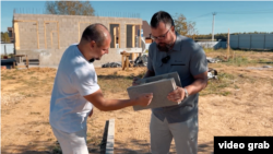 Тим Кёрби (справа) в "американской деревне"