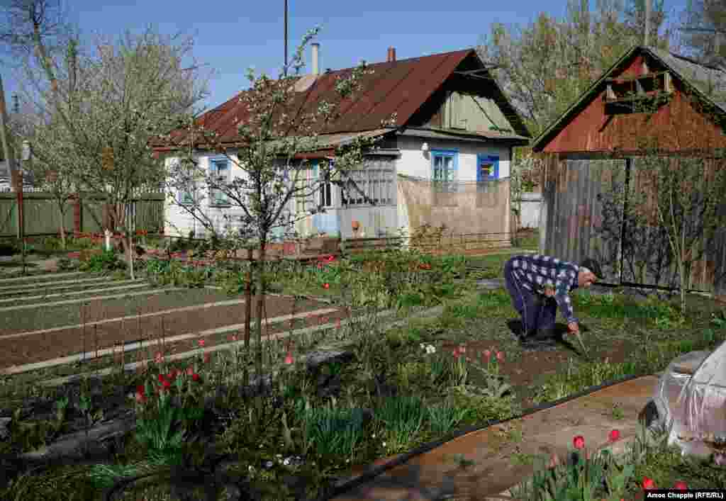 Бывший милиционер впервые переехал в Чернобыль в 1990 году. Его привлекла зарплата: вдвое выше, чем он зарабатывал бы за пределами зоны отчуждения