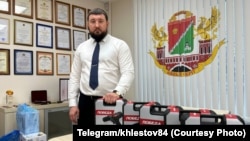 До того, как устроиться в "Барс-1", Хлестов постоянно собирал гуманитарную помощь для росийских военных