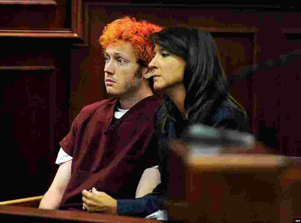 На фото &ndash; 24-летний Джеймс Холмс, житель городка Аврора, в зале суда. 20 июля 2012 года он ворвался в местный кинотеатр на премьеру фильма "Темный рыцарь: Возрождение легенды" и расстрелял посетителей из винтовки, помпового ружья и нескольких пистолетов. В ту ночь погибли 12 человек, 70 получили тяжелые ранения. Нападающий отбывает пожизненное наказание без права на досрочное освобождение.