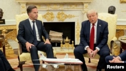 Генеральный секретарь НАТО Марк Рютте и президент США Дональд Трамп во время брифинга в Вашингтоне, 14 июля 2025 года