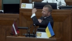 "Нас больше, и русский – наш язык!" Скандал в парламенте Латвии при обсуждении декларации о "преступной русификации"