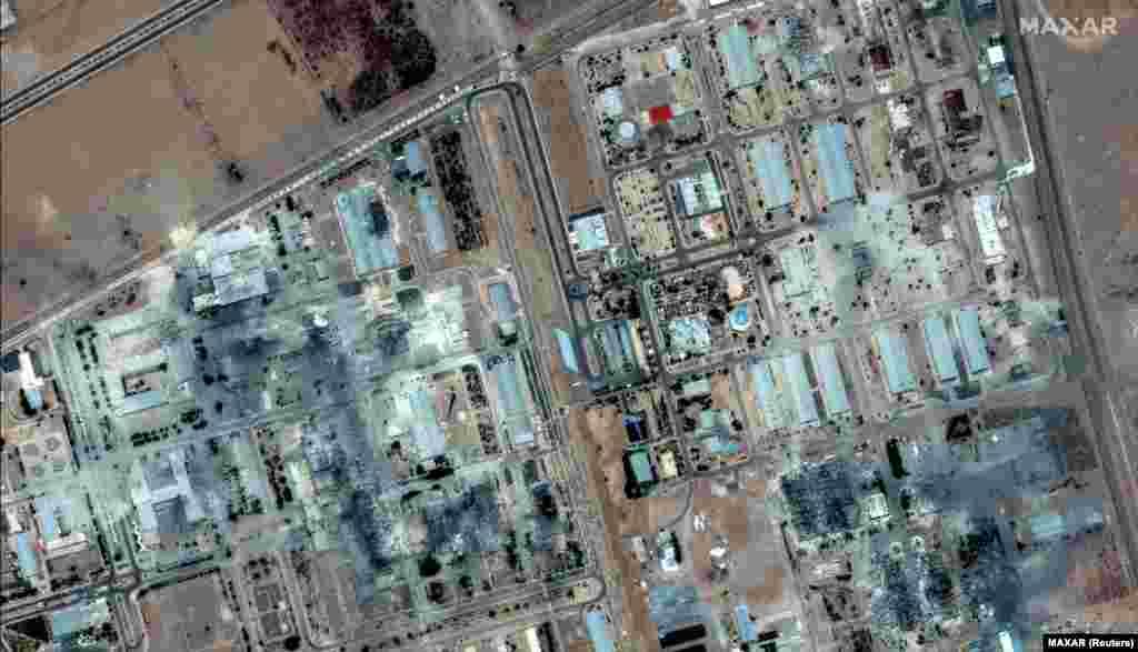 Еще один снимок также показывает разрушения наземной инфраструктуры завода 