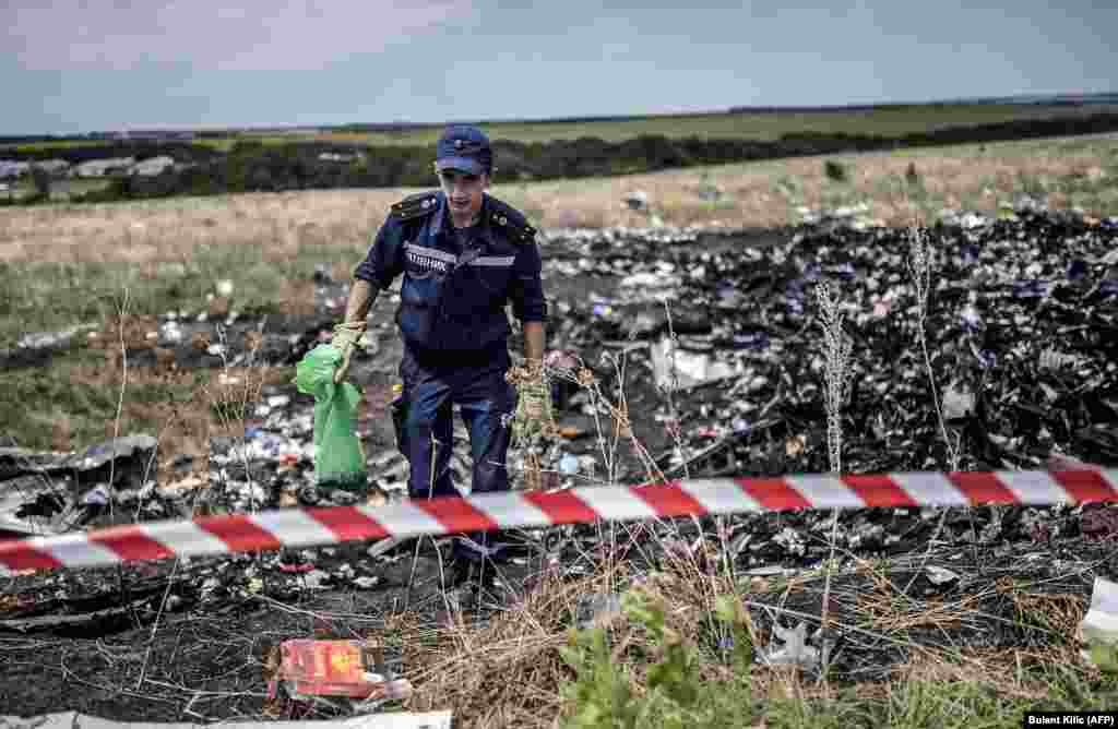 Многие из них также пршли к заключению, что "Боинг" был сбит ракетой с зенитного ракетного комплекса "Бук", однако, кому принадлежал комплекс пока точно неизвестно. В среду CNN опубликовали детали черновика финального доклада расследования: ответственность за катастрофу возлагают на бойцов непризнанных "ЛНР" и "ДНР"