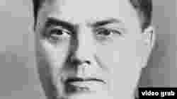 Георгий Маленков (тогда - зампредседателя Совета министров СССР) - американский актер Джеффри Тамбор. Тамбор известен своими ролями в комедийных сериалах&nbsp;Arrested Development и The Larry Sanders Show. Маленков многими на момент смерти Сталина считался преемником "вождя народов": именно он занял его кабинет и первым выступил на похоронах. Близкий друг Берии и Ежова: историки считают его одним из главных вдохновителей и идеологов репрессий конца 30-х и "Ленинградского дела" 