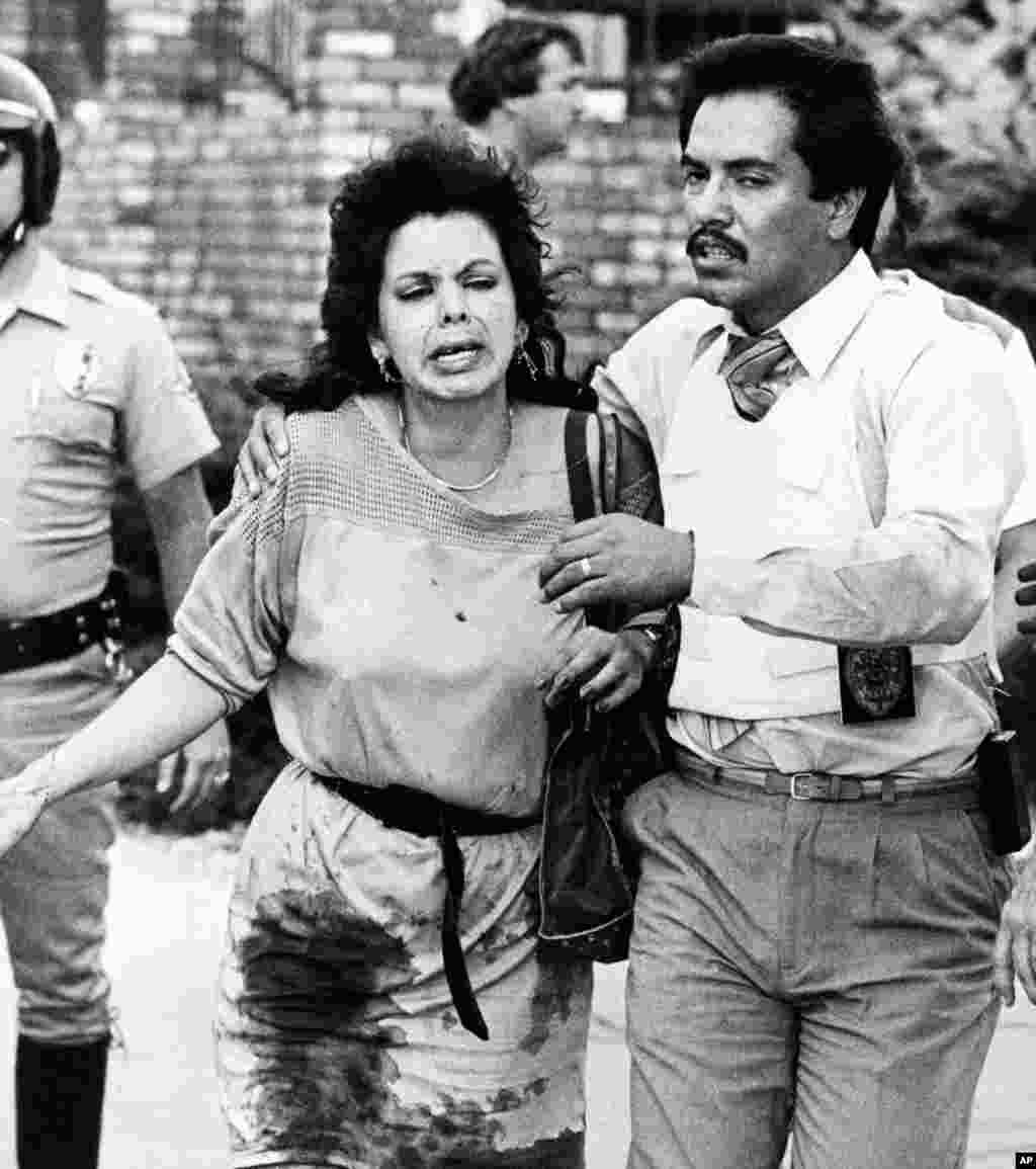 18 июля 1984 года в "Макдональдс" в городке Сан-Исидро ворвался человек с полуавтоматической винтовкой в одной руке и пистолетом в другой и открыл огонь по посетителям. В тот день погиб 21 человек, 16 были ранены. Нападавшим оказался 41-летний безработный Джеймс Оливер Хаберти. По сообщениям в СМИ, он употреблял ЛСД, а по воскресеньям посещал церковь.