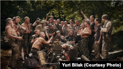 Фото бойцов 30 ОМБ ВСУ, сделано фотографом Юриєм Билаком на Донбассе весной 2015 року. Автор замечает про фотографию: "Украинские военные пишут письмо Султану, то есть Путину"