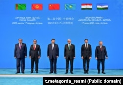 Президент Таджикистана Рахмон, президент Кыргызстана Жапаров, председатель КНР Си Цзиньпин, президент Казахстана Токаев, президент Туркменистана Бердымухамедов и президент Узбекистана Мирзиёев на саммите "Китай — Центральная Азия". Астана, 17 июня 2025 года