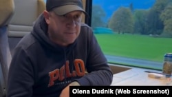 Мужчина, напавший в поезде на украино-белорусскую пару, скриншот из видео