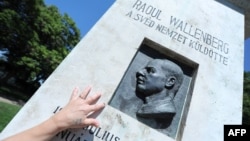 Один из памятников Раулю Валленбергу в Будапеште